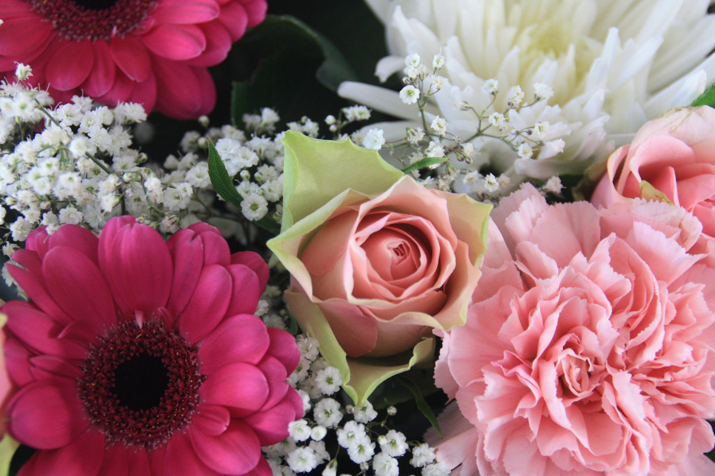 roze en witte bloemen